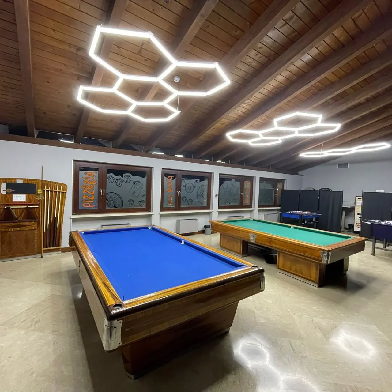 Set 5 Hexagoane LED Honeycomb 168W, 6500K lumină alb rece, 20160 lumeni, structură premium din aluminiu, 234 x 166 cm