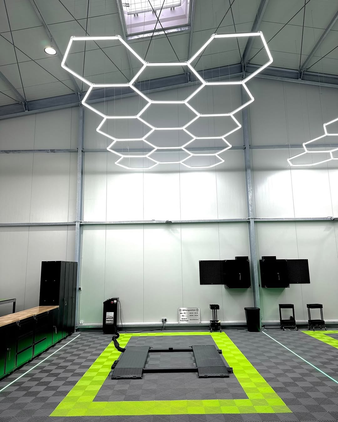 Set 5 Hexagoane LED Honeycomb 168W, 6500K lumină alb rece, 20160 lumeni, structură premium din aluminiu, 234 x 166 cm