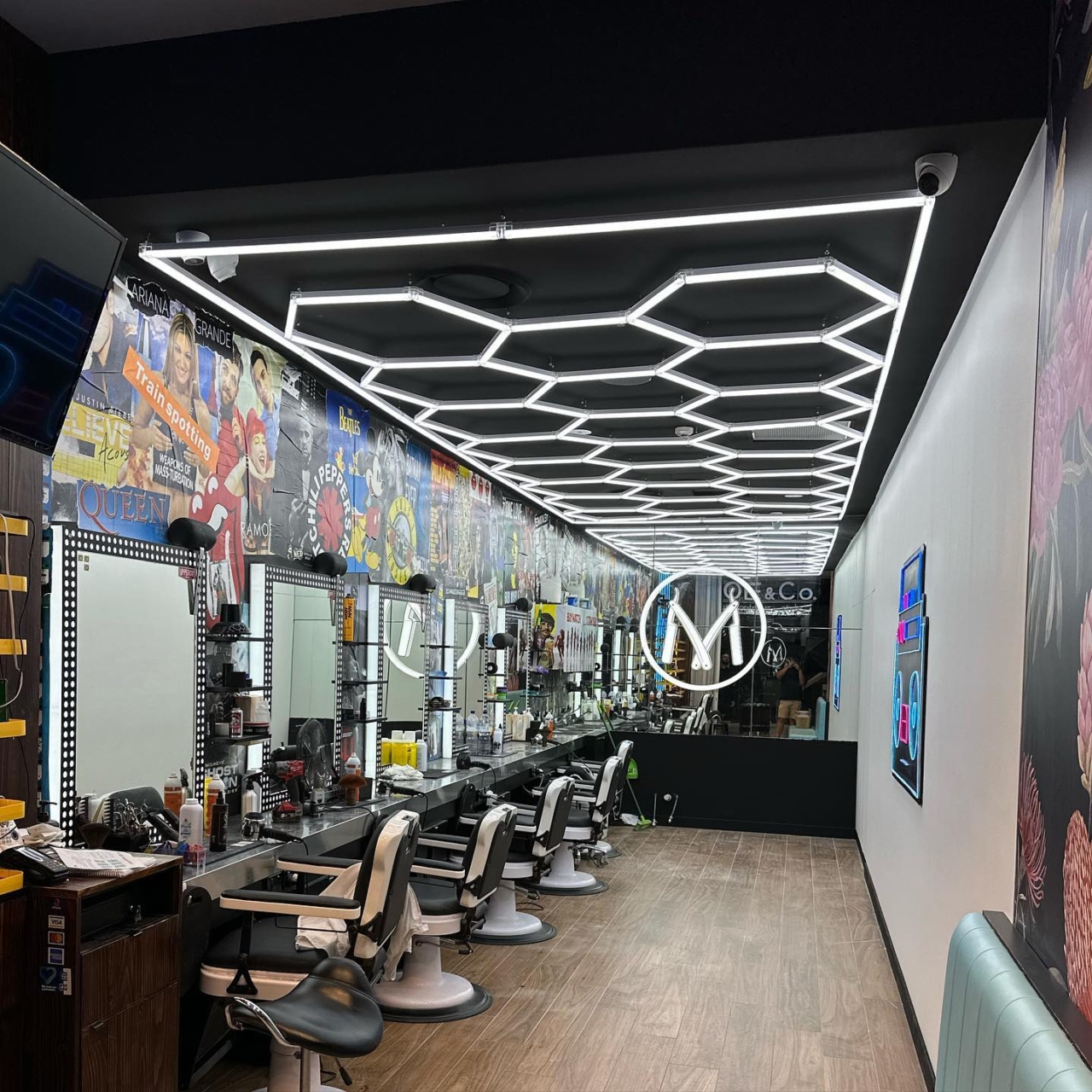 Honeycomb LED LBZ-00214 11 Set 14 Hexagoane LED Honeycomb 540W, 6500K lumină alb rece, 64800 lumeni, structură premium din aluminiu cu ramă dreptunghiulară, 482 x 242 cm